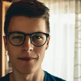 Porträtfoto eines Lesers mit Kopfhörern