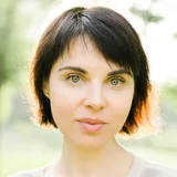 Porträtfoto einer lächelnden Leserin